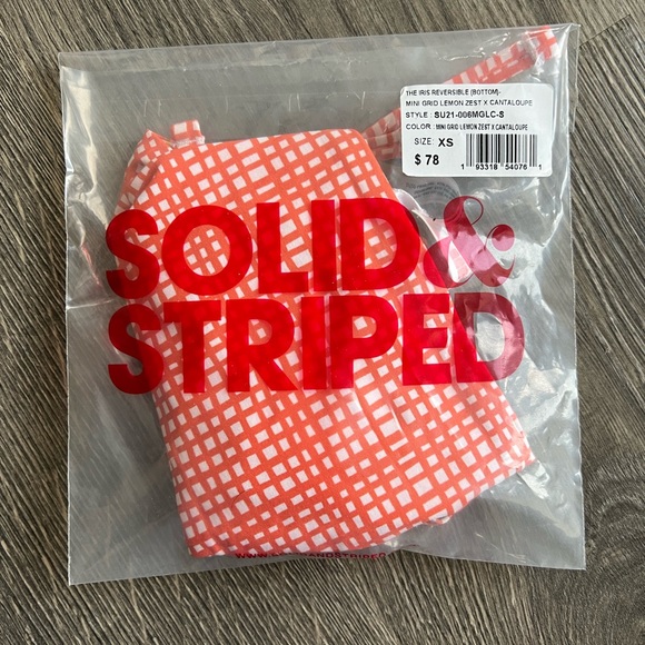 Solid & Striped bikini
THE REVERSIBLE IRIS BOTTOM - Picture 5 of 6